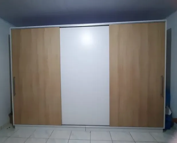 Roupeiro e cabeceira sob medida usados