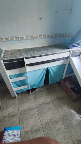 Cama elevada com escorregador cortina e colchão