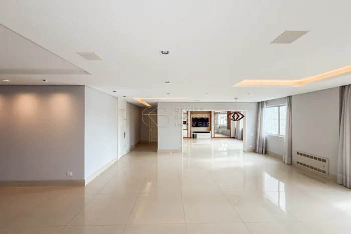 Apartamento no Batel, 2 suites e 2 vagas de garagem.