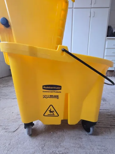 Balde espremedor Rubbermaid