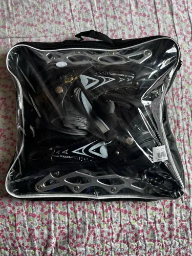 Patins ajustável, tamanho 42, preto, com detalhes em metal na estrutura das rodinhas