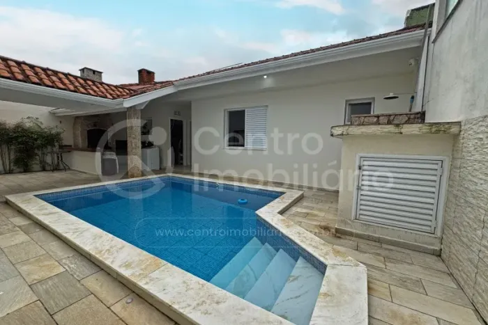 CASA à venda com piscina e 2 quartos em Peruíbe, no bairro Josedy