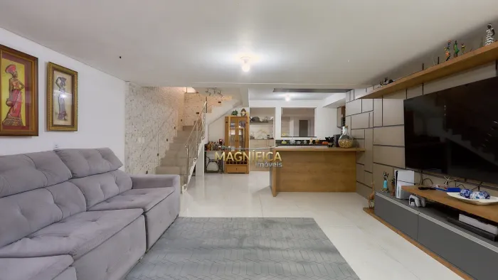 Sobrado de 300 m² com 4 quartos, espaço comercial e lazer no Uberaba.