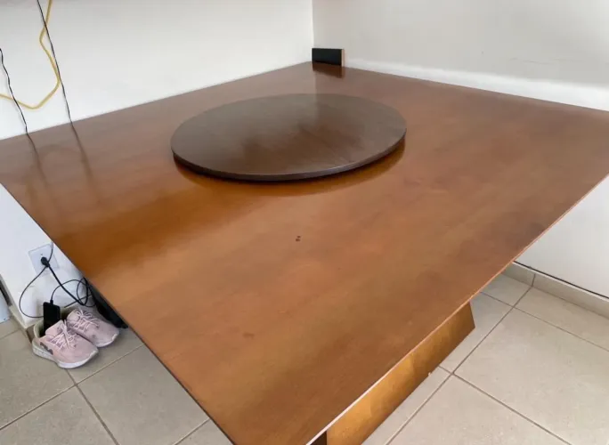 Mesa de Jantar Quadrada com Centro Giratório (Lazy Susan)