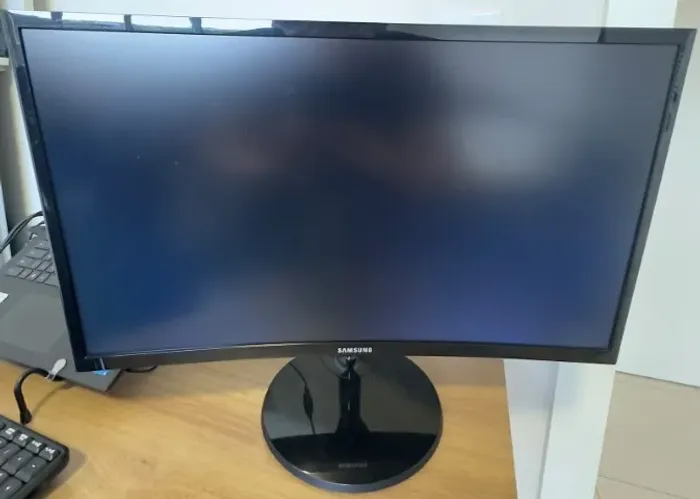 Monitor Samsung Curvo 24" Full HD Freesync C24F390FH