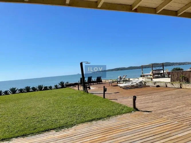Casa em condomínio pé na areia com garagem para barco em Búzios