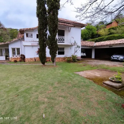Linda Casa em condomínio fechado no coração de Itaipava com 450 m2 de área construido.