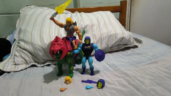 Gato guerreiro,he-man e esqueleto motu origins