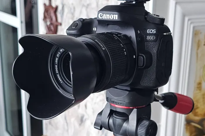 Câmera Canon EOS 80D com Flash Speedlite