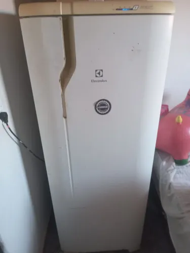 Vendo geladeira Frost free em bom Estado, tudo funcionando.