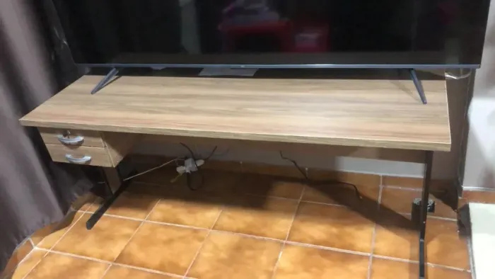 Mesa de escritório com duas gavetas