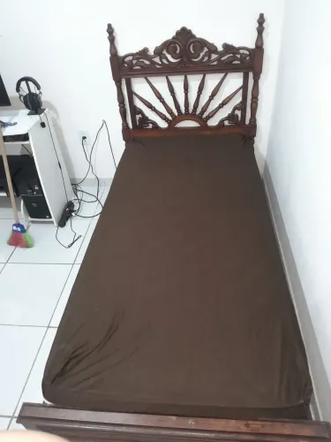 Vende-se cama, cômoda e espelho de madeira macissa