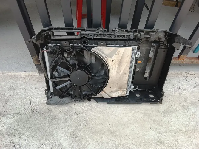 Kit radiador com painel frontal de Peugeot 208 2023