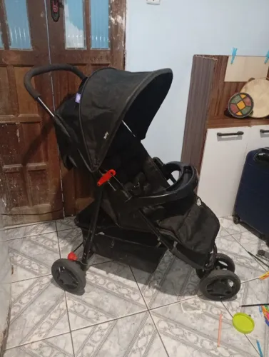 Carrinho de bebê Cosco Kids seminovo