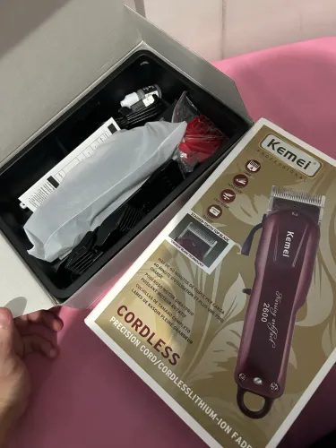 Maquina de cortar cabelo kemei2600