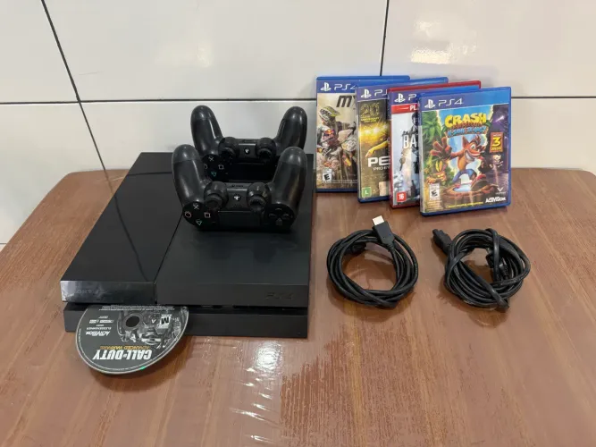 PS4 com 2 controles e jogos 