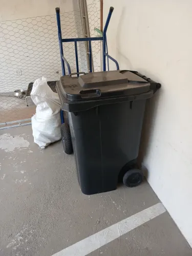 Lixeira Carrinho Coletor de 240L com Rodas Reforçada e Tampa Uv Resitente a chuva/sol