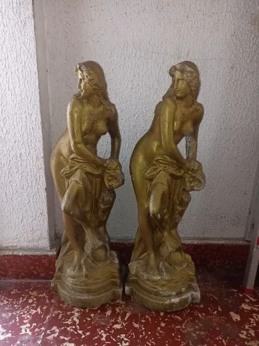 Estátuas de gesso dourada