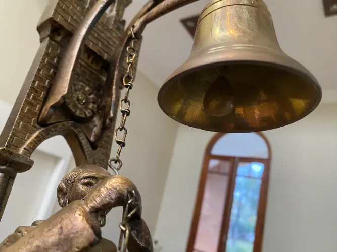 Torre com padre tocando sino em bronze (Novo)