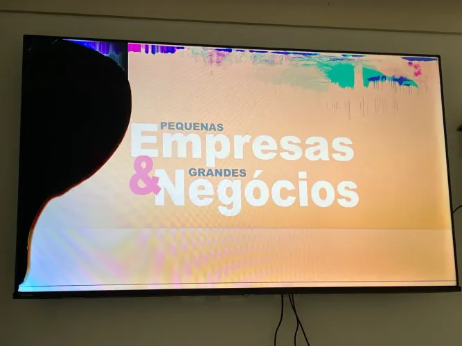 TV DLED Toshiba 58" (tela trincada, liga e tem som)