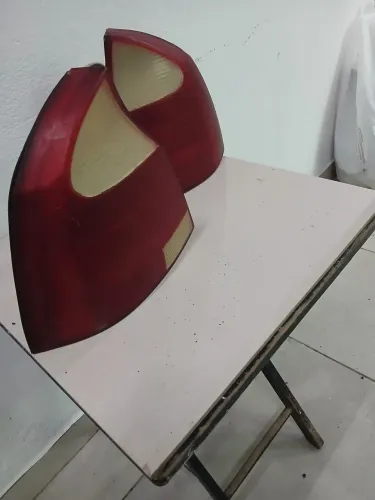 Um par de lanterna traseira do corsa sedan