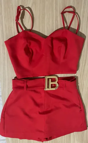 Lindo conjunto com cropped + short ? Usado apenas 1 vez ? Cor: vermelho 