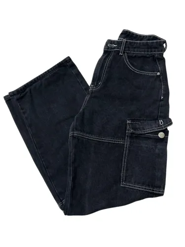 Calça cargo preta com detalhes branco