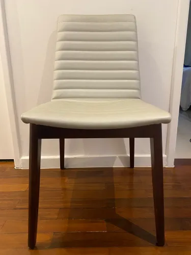 Cadeira Bond Matelassê, da fabricante gaúcha Elisê Móveis.