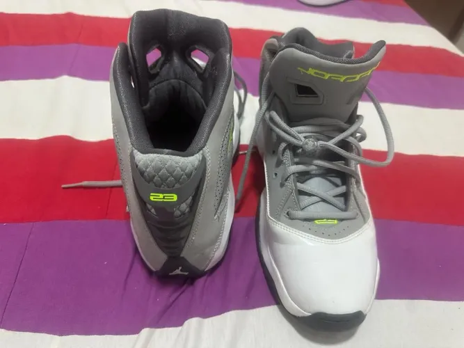 Tênis Nike Air Jordan B'Loyal na cor Wolf Grey/Volt.