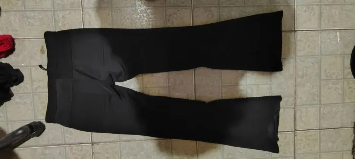 Calça flare com detalhes em renda