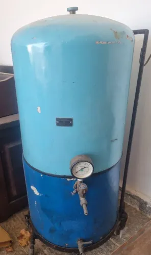 Compressor de oxigênio antigo. Mas em excente estado.
