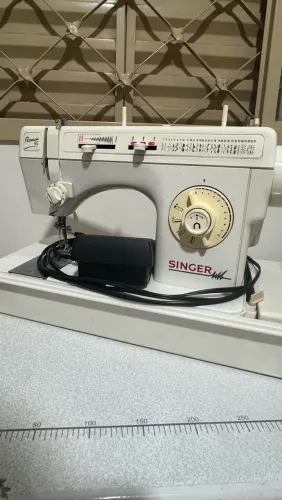 MÁQUINA DE COSTURA MARCA SINGER FLORENCIA 45 PORTÁTIL