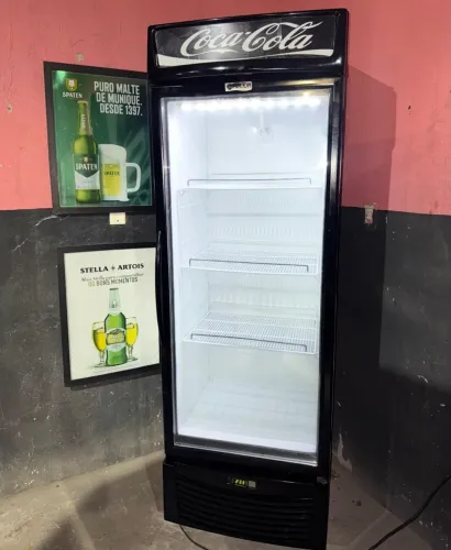 Freezer expositor de bebidas funcionando perfeitamente