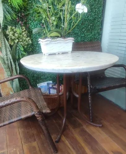 Conjunto sofisticado em mesa de mármore e 4 cadeiras em fibra de Junco. Usada.