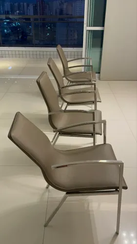 Cadeiras Estofadas com Braço em Metal - Design Moderno