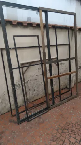 Diversos quadros em metalon com diversas espessuras e dimensões  + 2 molduras em madeira 