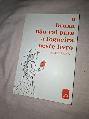 A bruxa não vai para a fogueira neste livro, De Amanda Lovelace 