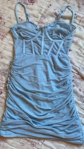 Vestido azul claro justo (Shein) lindo no corpo