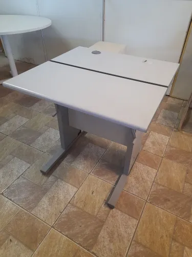 Mesa com regulagem ergonômica- em ótimo estado