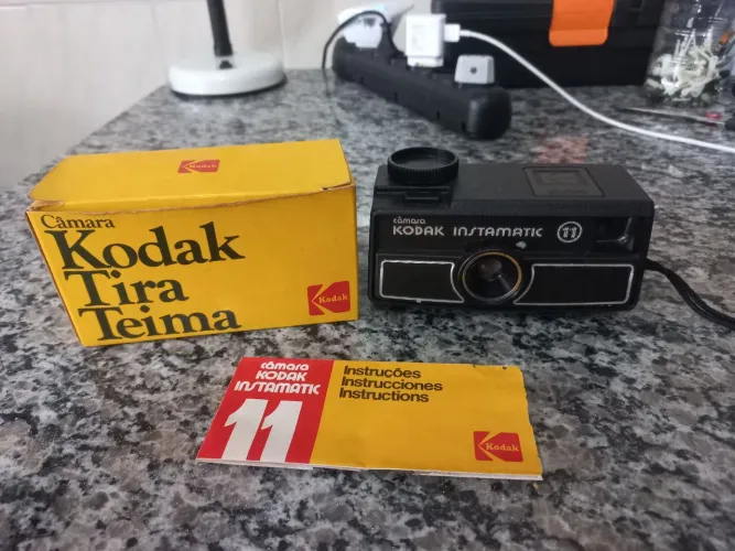 Máquina fotográfica kodak antiga na caixa vintage
