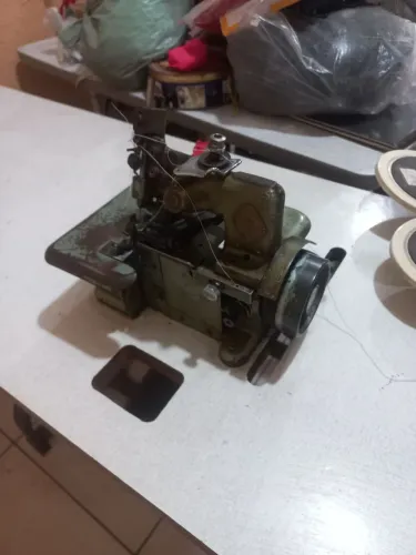 Maquina overlok importada com mesa e motor 110v