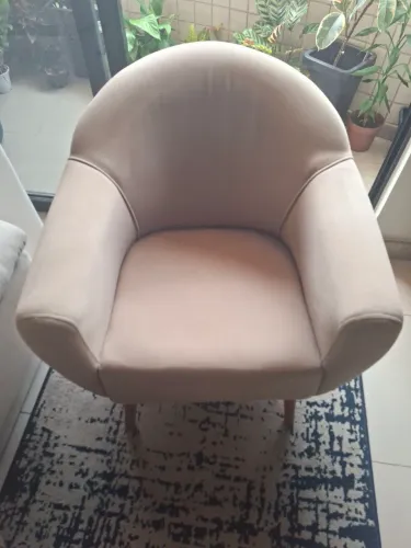 2 poltronas de sala perfeito estado cor bege pés de madeira acabada 