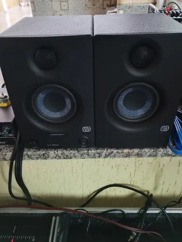 Par de monitor de estúdio Éris 3.5 com pré amprificador valvulado.