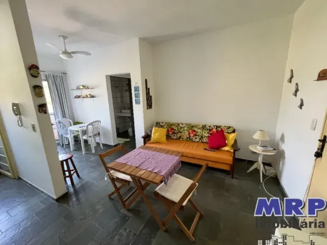 Apartamento à venda em Ubatuba na praia da Maranduba, condomínio com elevador.