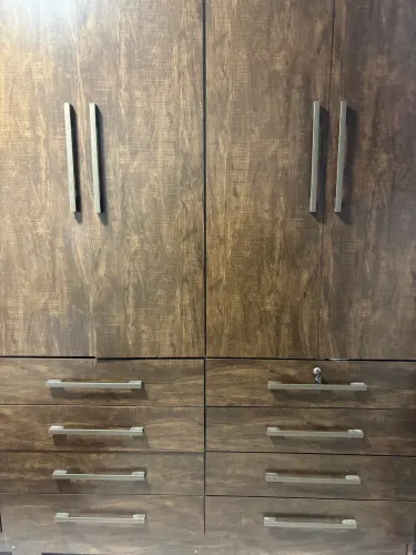 Guarda roupa 6 portas 12 gavetas.