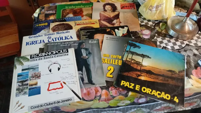 Lote de 11 discos de vinil antigos.