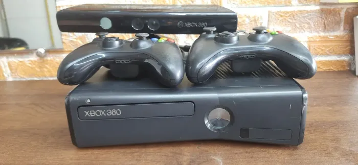 XBOX 360  (não liga) C/ Kinect + 2 controles
