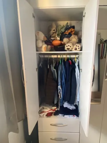 Guarda roupa 4 portas e 2 gavetas ,usado e conservado ...não entrego