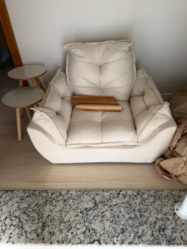 Poltrona simples e conjunto de mesinhas
