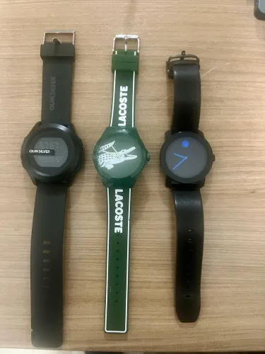 Relógios Lacoste, Movado e Quiksilver.